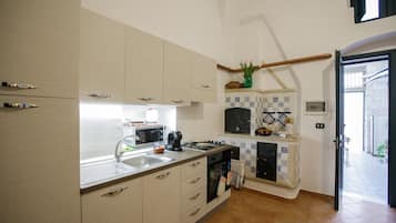 Kylskåp, mikrovågsugn, ugn och spishäll