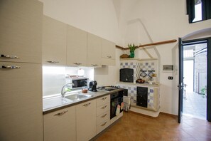 Kylskåp, mikrovågsugn, ugn och spishäll