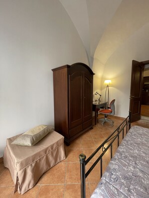 1 slaapkamer, een strijkplank/strijkijzer, gratis wifi, beddengoed