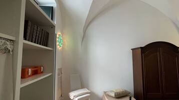 1 habitación, tabla de planchar con plancha, wifi gratis y ropa de cama