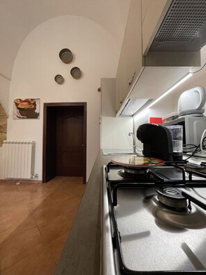 Een koelkast, een magnetron, een oven, een kookplaat