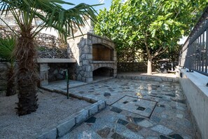 Property grounds - Apartment Šerbečić 4 with sea view for 4 persons on the island of Krk (Malinska)