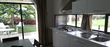 Geladeira, micro-ondas, cooktop, cafeteira/chaleira