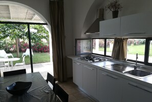 Fridge, microwave, stovetop, coffee/tea maker - Villa 2.5 km from the sea, unit 2 (Basilicata)