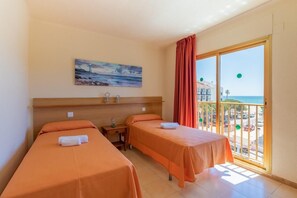 1 bedroom, bed sheets - Apartments in Cambrils near the beach (Cambrils)