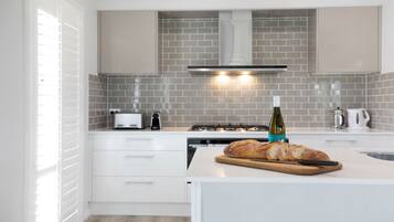 Geladeira, micro-ondas, fogão, cooktop