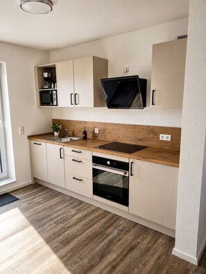 Wasserkocher mit Kaffee-/Teezubehör, Kühlschrank, Mikrowelle, Ofen
