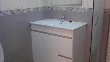 Dusche, Haartrockner, Handtücher, Toilettenpapier