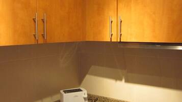 Réfrigérateur, micro-ondes, plaque de cuisson, cafetiÚre/bouilloire