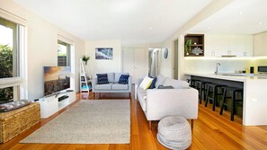 تلفزيون، مدفأة، مشغل دي في دي، تنس طاولة