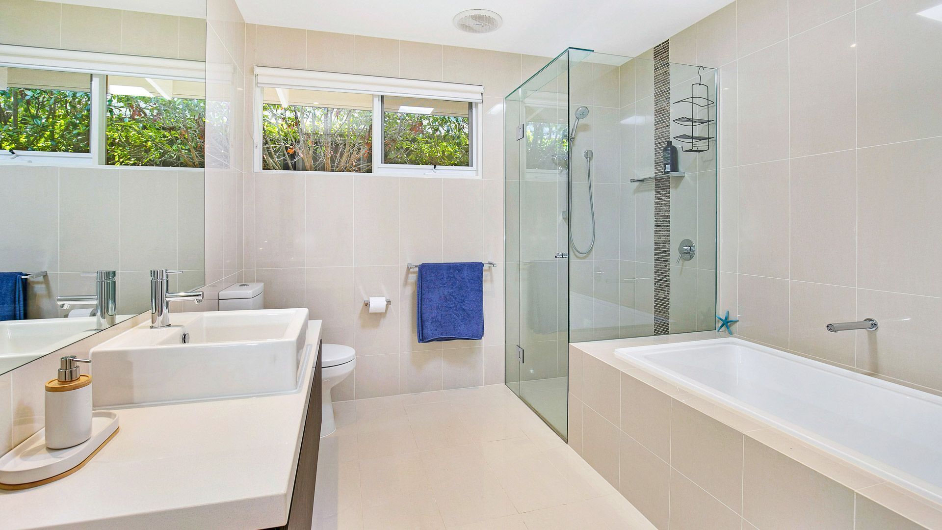 Bathtub, hair dryer