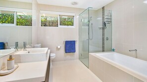 Tina, secadora de cabello, toallas 