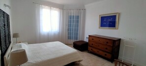3 camere, una cassaforte in camera, una scrivania, ferro/asse da stiro