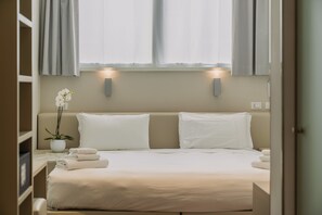 Accessible Room | 客房內保險箱、書桌、筆電工作空間、遮光布/窗簾