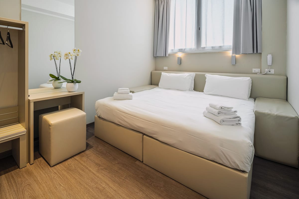 Double or Twin Room | In-room safe, desk, laptop workspace, blackout drapes
