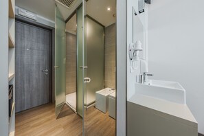 Habitación individual | Baño | Regadera, regadera tipo lluvia, secadora de cabello, toallas 