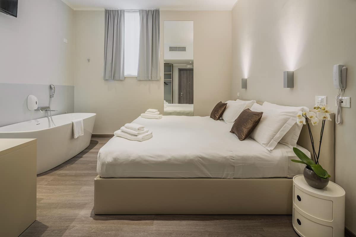 Comfort Double or Twin Room | In-room safe, desk, laptop workspace, blackout drapes