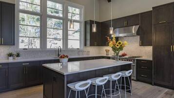 House, 5 Bedrooms | Private kitchen