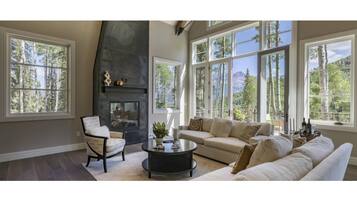 House, 5 Bedrooms | Living room