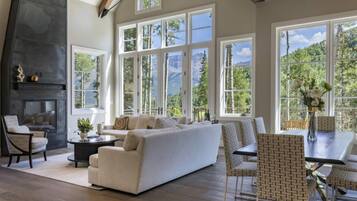 House, 5 Bedrooms | Living room