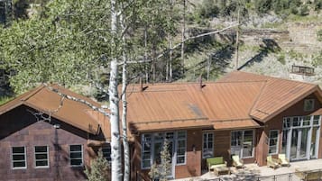 House, 5 Bedrooms | Exterior