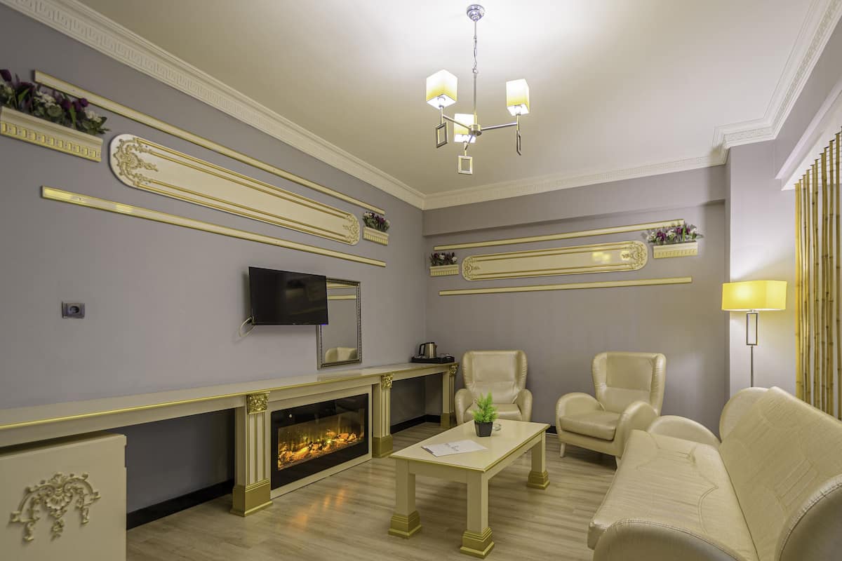 family room | desk, free wifi, bed sheets