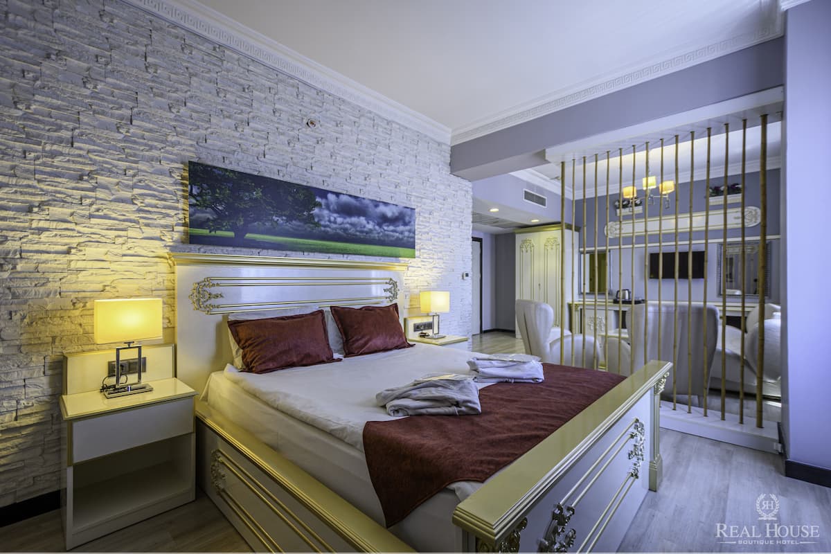 family room | desk, free wifi, bed sheets