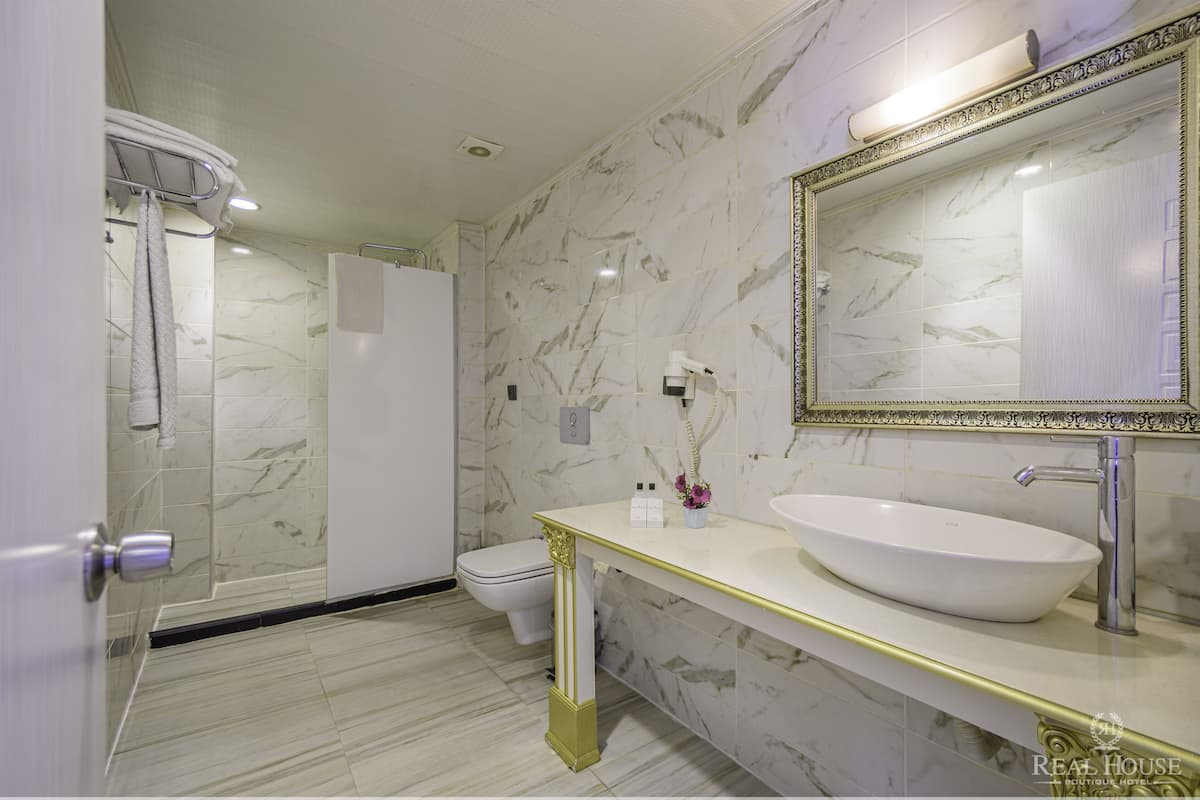 standard room | desk, free wifi, bed sheets