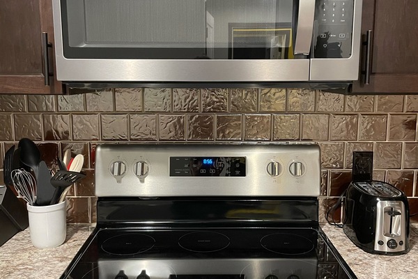 Frigorifero, microonde, forno, piano cottura