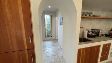 Réfrigérateur, four à micro-ondes, surface de cuisson, cafetière-théière