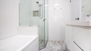 Baignoire, sĂšche-cheveux, serviettes fournies
