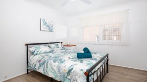 5 Schlafzimmer, Schreibtisch, Bügeleisen/Bügelbrett, Reisekinderbett