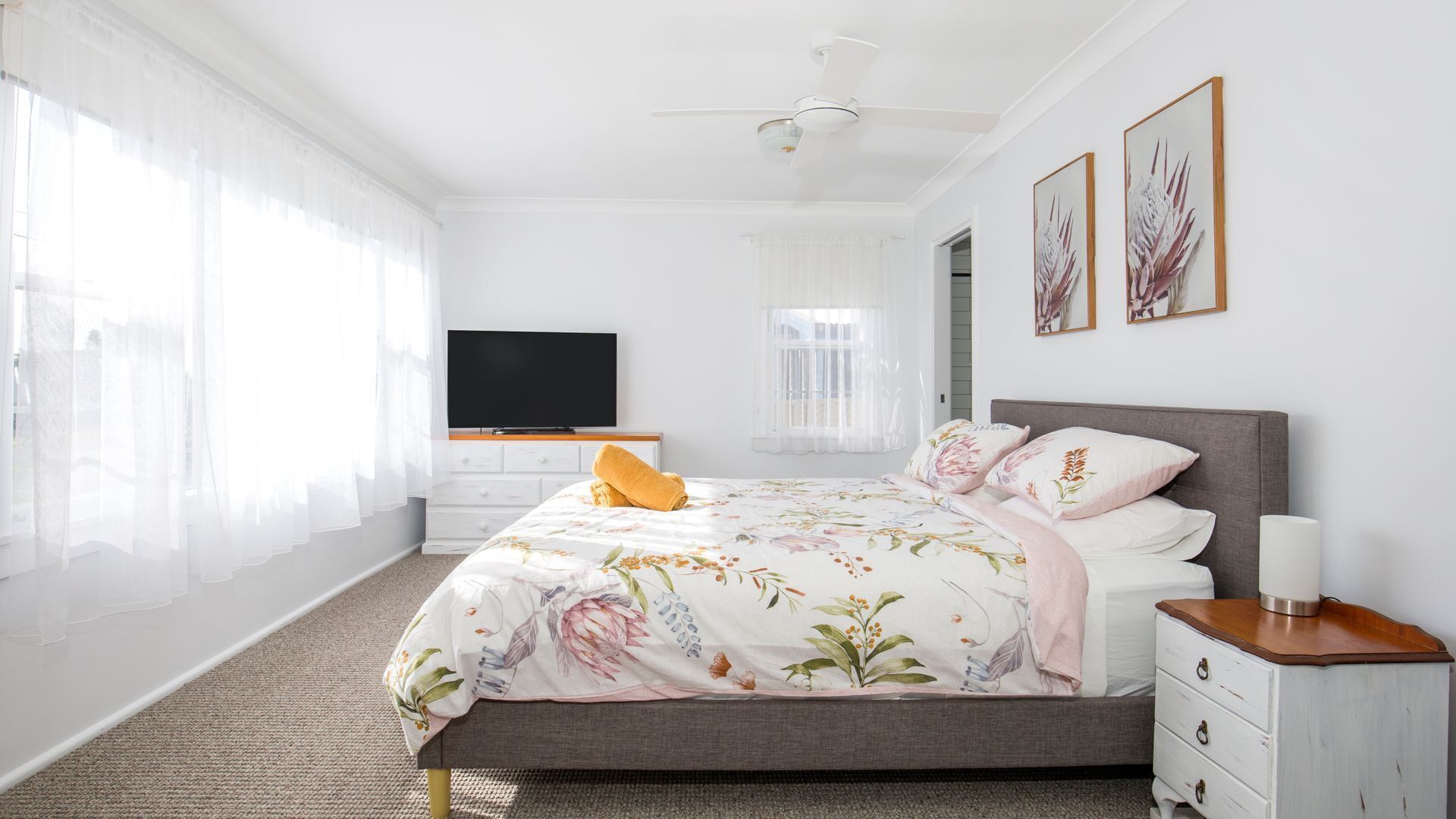 5 bedrooms, desk, iron/ironing board, travel cot