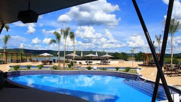 Piscina externa, espreguiçadeiras