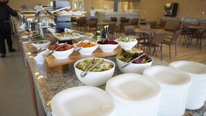 A buffet with various food options and serving utensils. - Praias do Lago Eco Resort by WAM Experience (Caldas Novas)