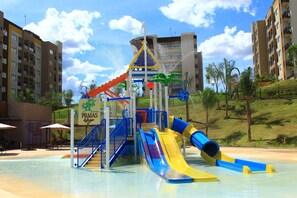 Outdoor pool, sun loungers - Praias do Lago Eco Resort by WAM Experience (Caldas Novas)