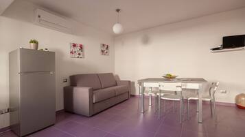 TV, tavolo da ping pong