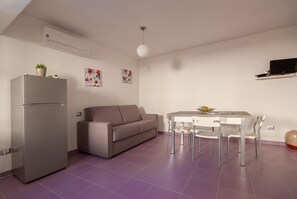 Een televisie en een tafeltennistafel