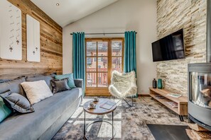 Smart TV, fireplace, books