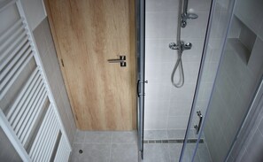 Dusche, Haartrockner, Handtücher, Toilettenpapier