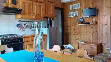 Réfrigérateur, four, plaque de cuisson, grille-pain