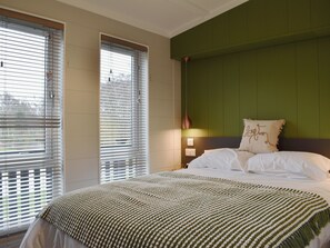 3 bedrooms, free WiFi, bed sheets - 3 bedroom accommodation in Landford, near Salisbury (Landford, near Salisbury)