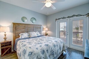 4 bedrooms, iron/ironing board, WiFi, bed sheets - I Want To Be a Mermaid: Heated Pool,  Near Beach (Port Aransas)