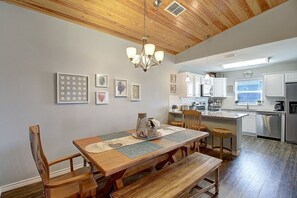 Dining - I Want To Be a Mermaid: Heated Pool,  Near Beach (Port Aransas)