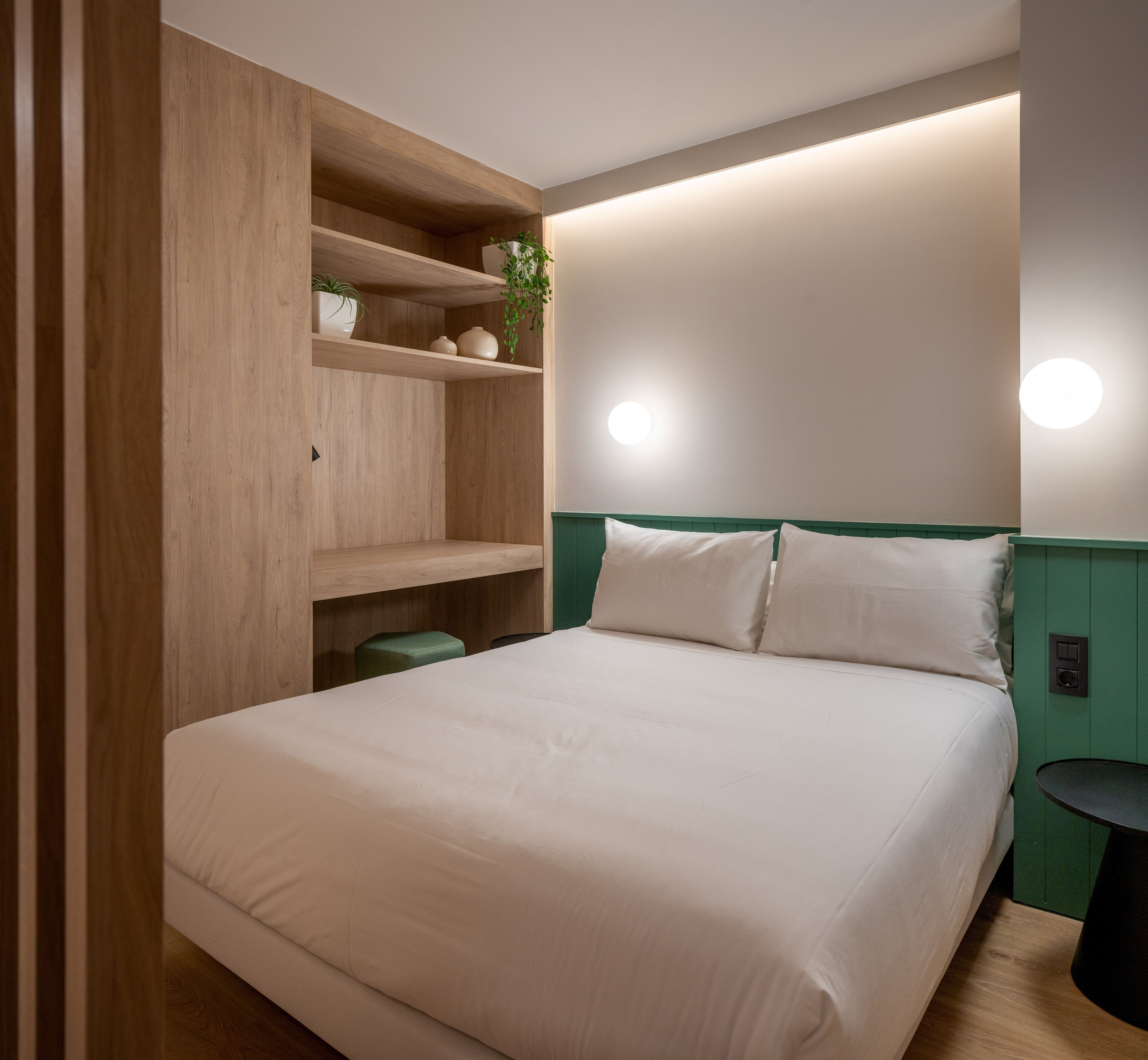 Estudio | Caja fuerte, decoración individual, escritorio