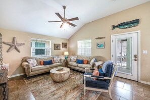 Smart TV, books - Pirates Paradise: Perfect Oasis! (Port Aransas)