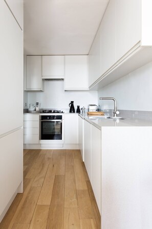 Fridge, microwave, dishwasher, coffee/tea maker - Talbot Road VI by onefinestay (London)