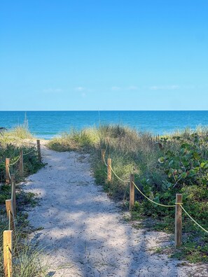 On the beach, sun-loungers - Island Beach Cottage: Your Zen Retreat by the Sea (Fort Pierce)