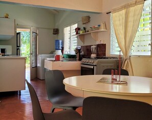 冷蔵庫、電子レンジ、オーブン、コンロ