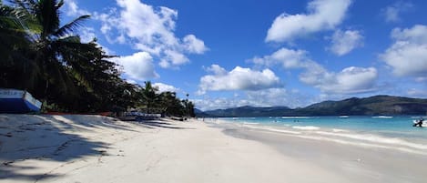 Chaises longues, serviettes de plage